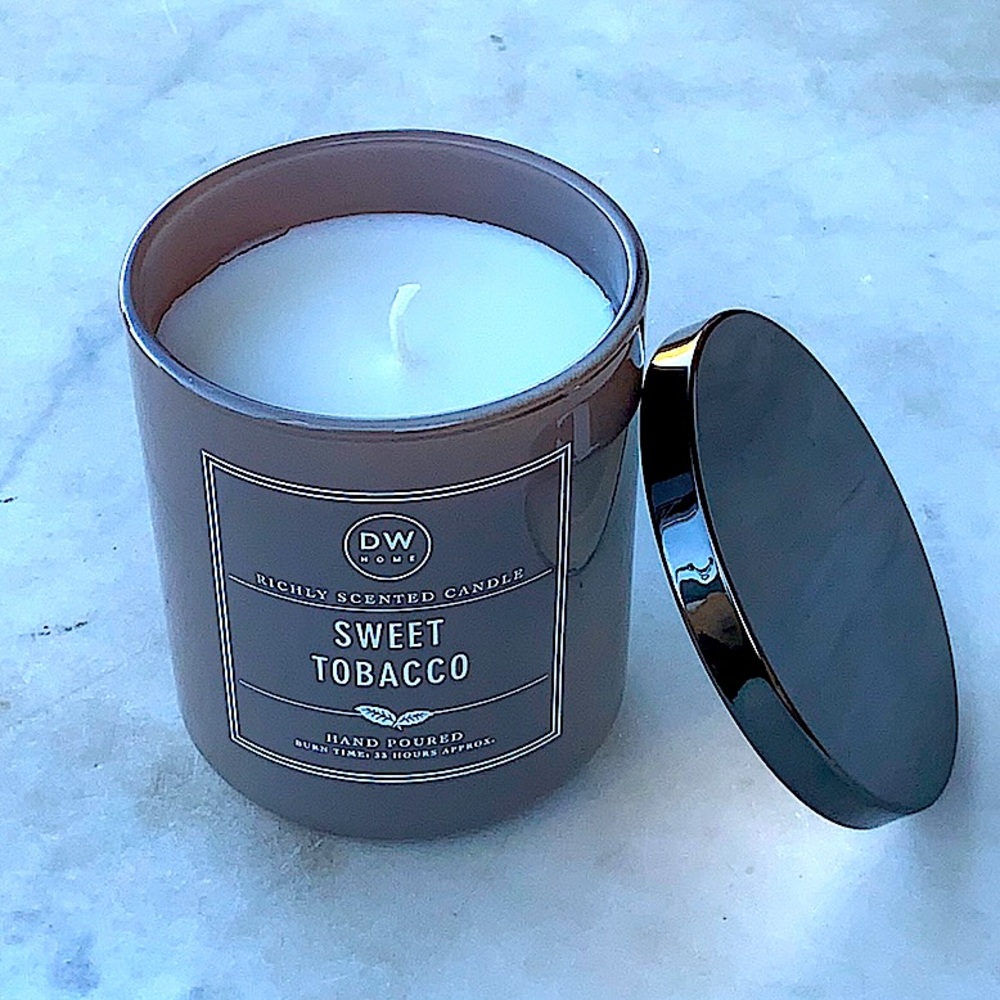 DW HOME CANDLE SWEET TOBACCO RICHLY SCENTED 33 HRS NEW